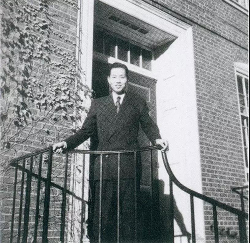 1949年,应崇福在布朗大学研究生宿舍 1949年,应崇福在布朗大学研究生宿舍