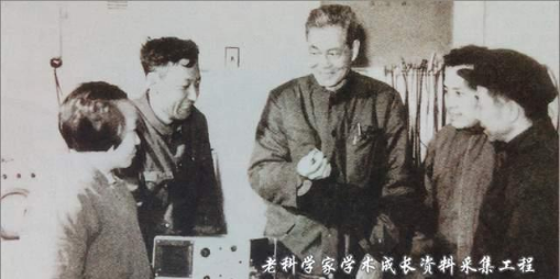 1980年,应崇福(中间)带领室内人员研究超声换能器 1980年,应崇福(中间)带领室内人员研究超声换能器
